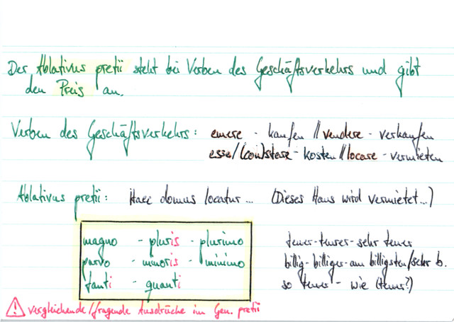 Übersetze: Dieses Haus wird teuer / billig verkauft.