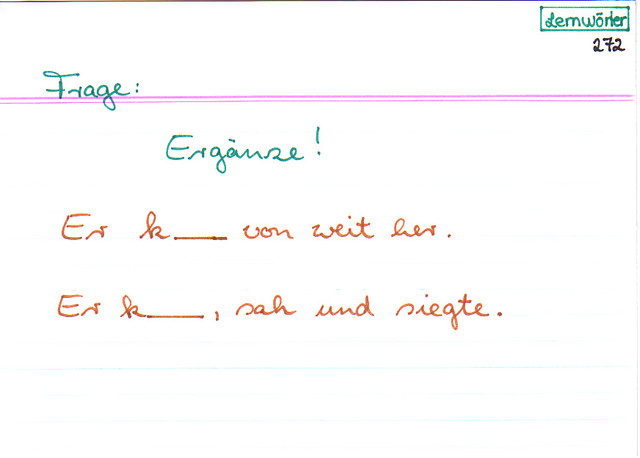 Ergänze: Er k_ von weit her.