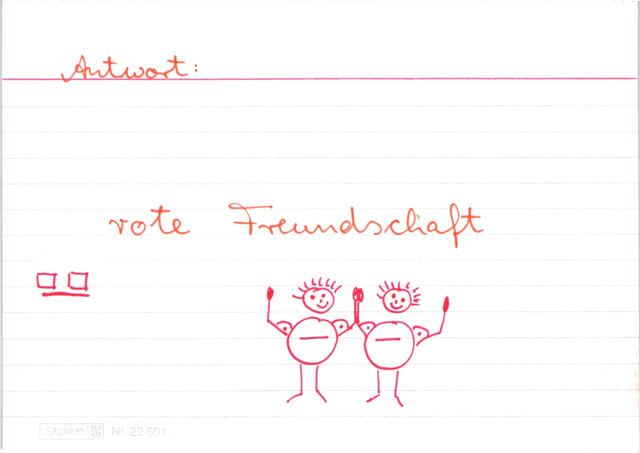 Zwei rote Buchstaben nebeneinander
